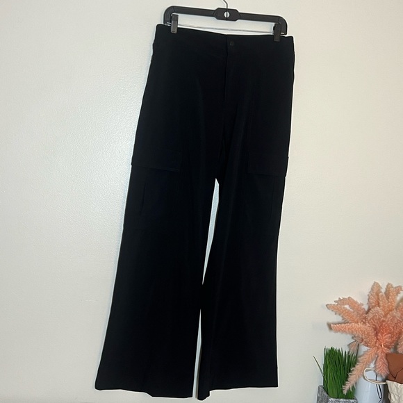 Athleta Black Chelsea Wide Leg Utility Cargo Pants 6 - Picture 2 of 6